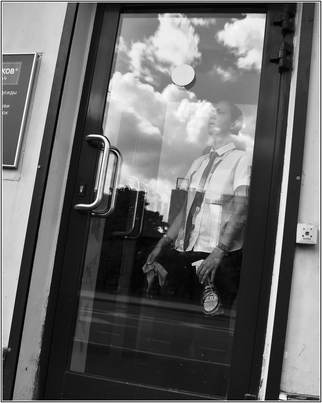 ..... Что то там за дверью ....