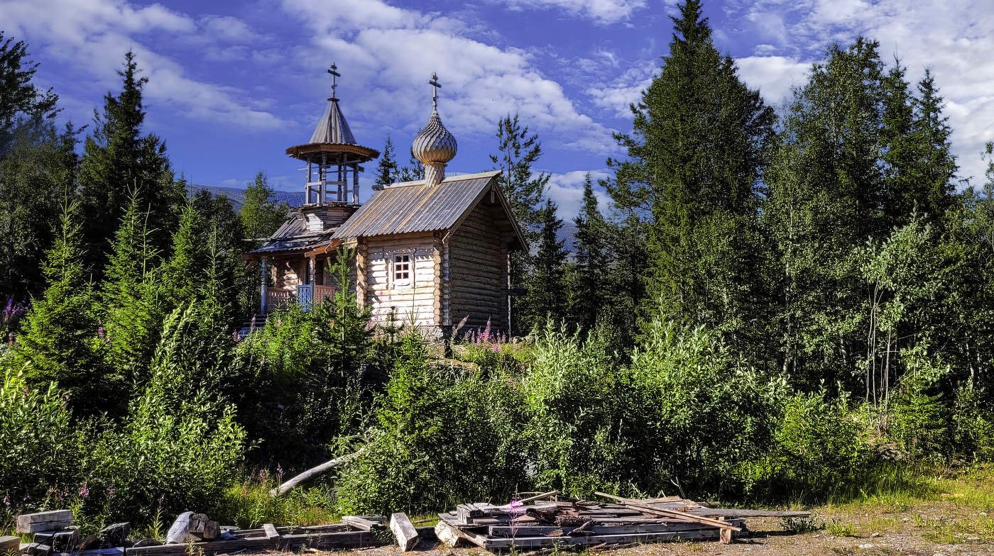 Часовня в честь покровителя путешественников Николая Чудотворца.