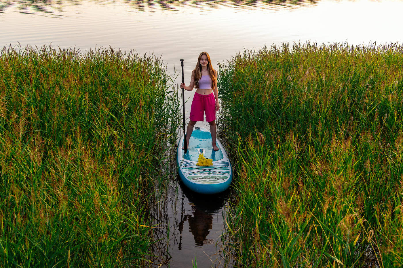 Меж двух зелёных стен