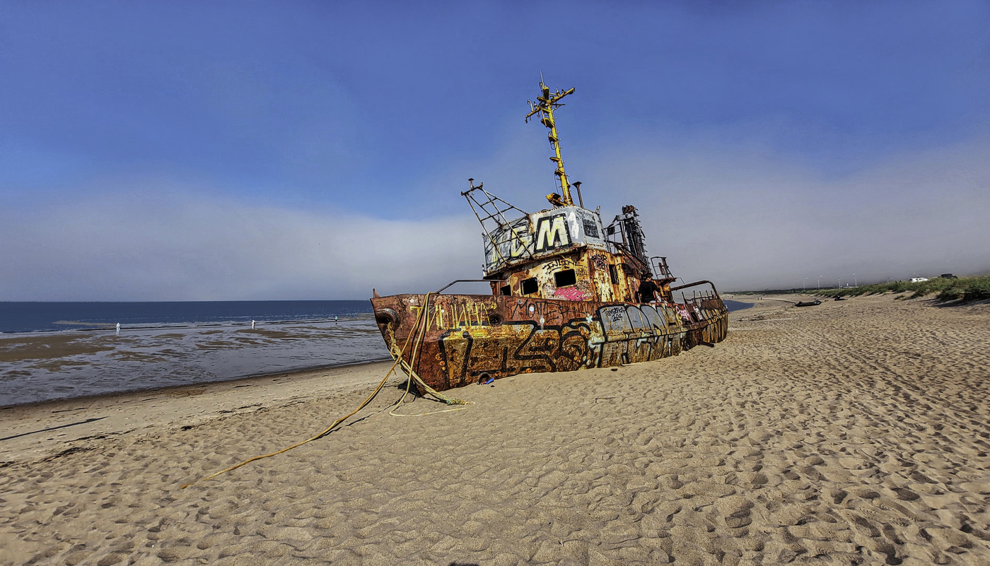 . А где-то волны рассекая,мчатся корабли..