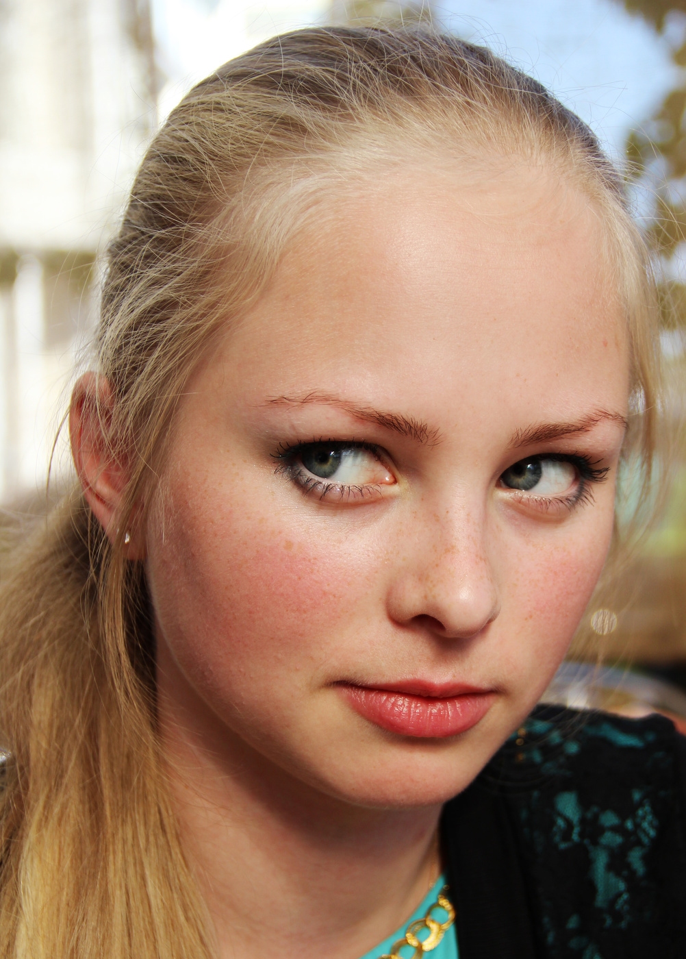 Смотрит искоса...