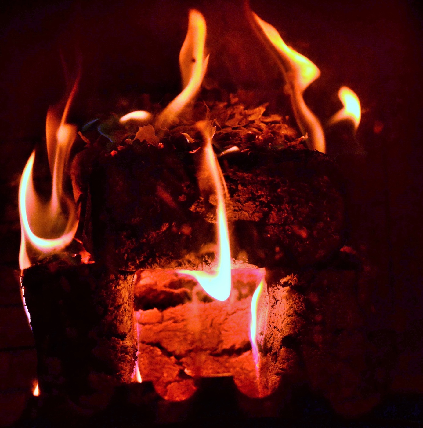 "Огонь порой похож на монстра ..."