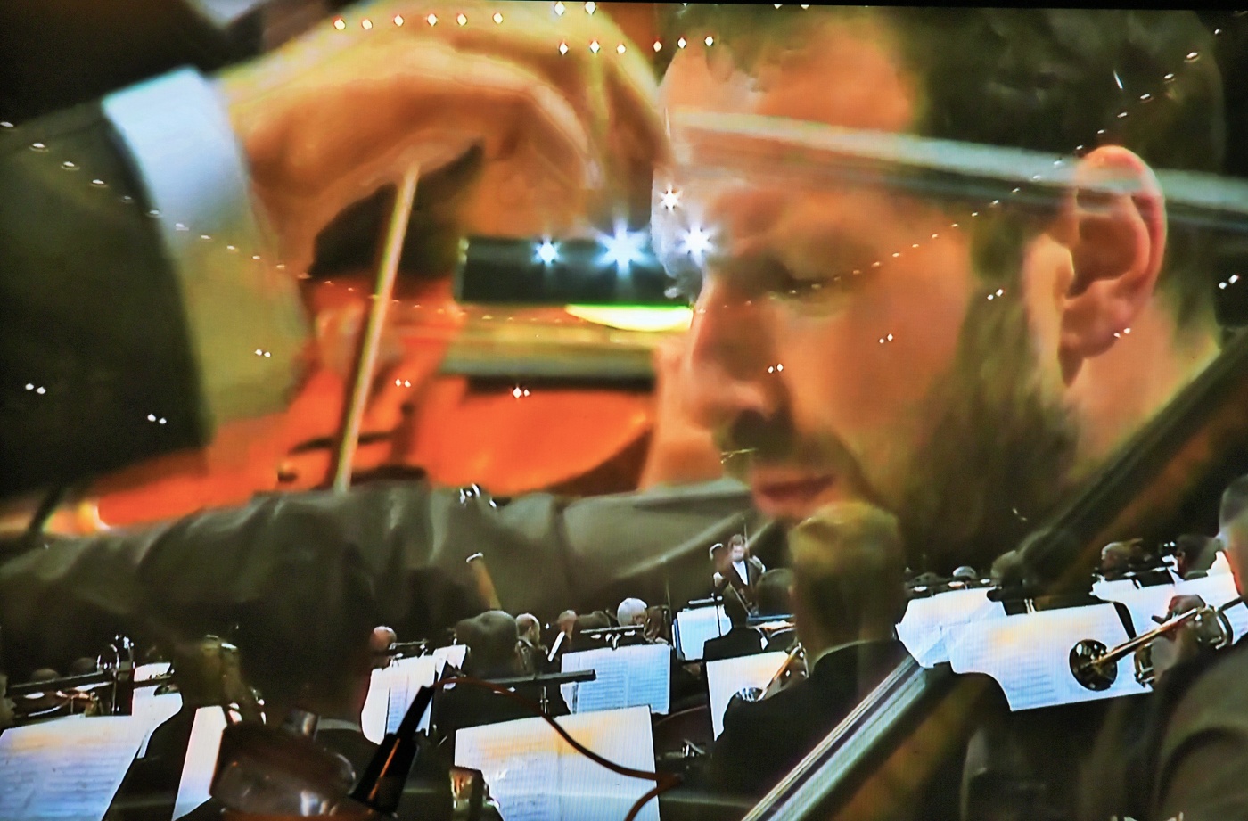 "И палочка взвилась, как молния, и вновь оркестра грянул гром..."