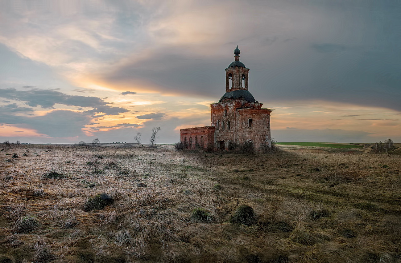 Притихшая церквушка.