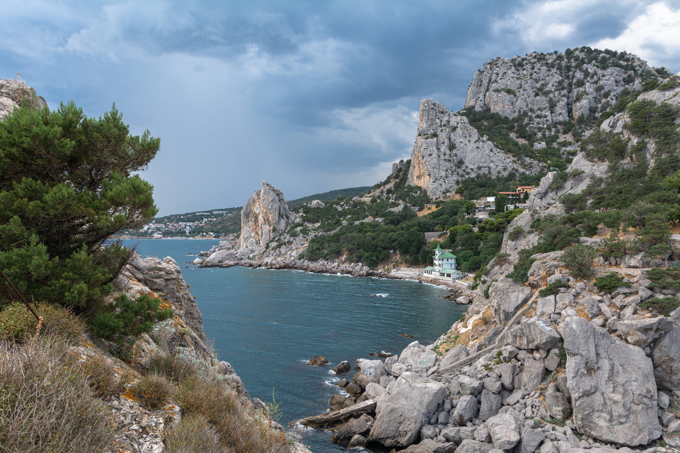 скалистый берег