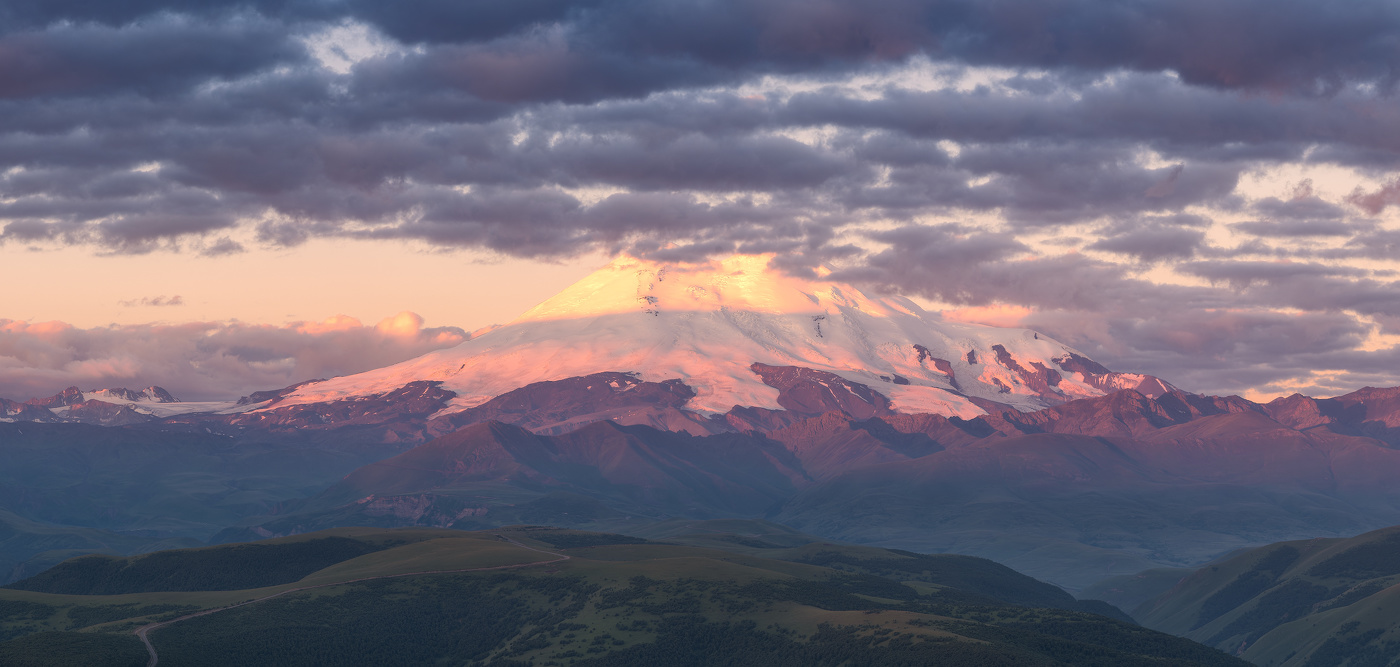 Рассвет с видом на Эльбрус