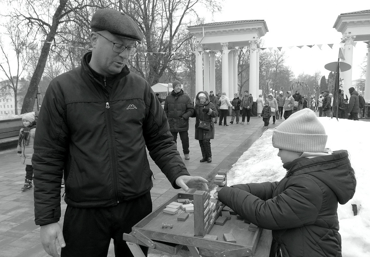 Папа и дочь заинтересованы игрой