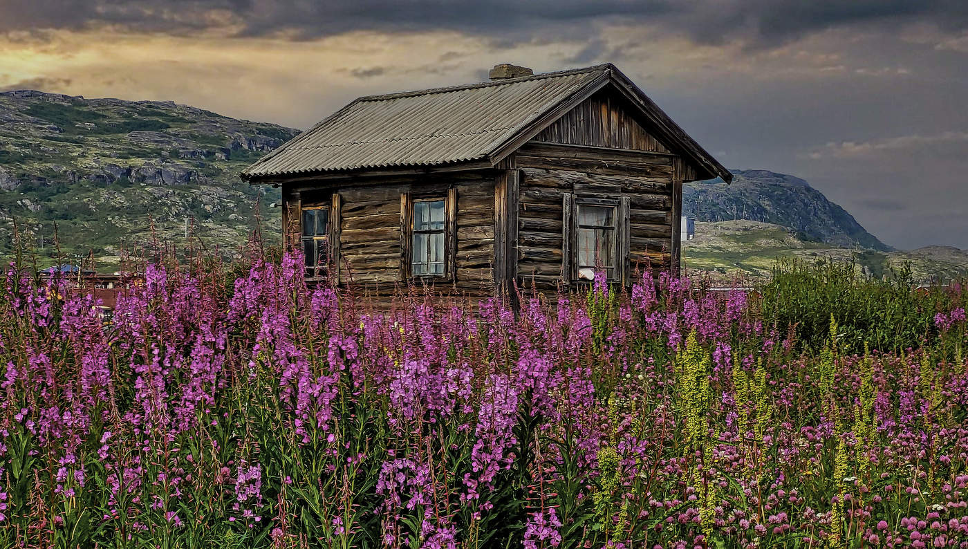 На окраене.