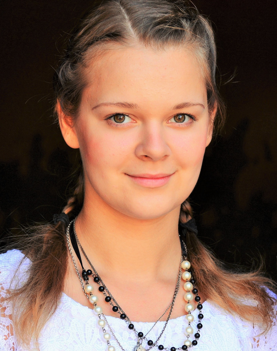 Девушка с косичками ...