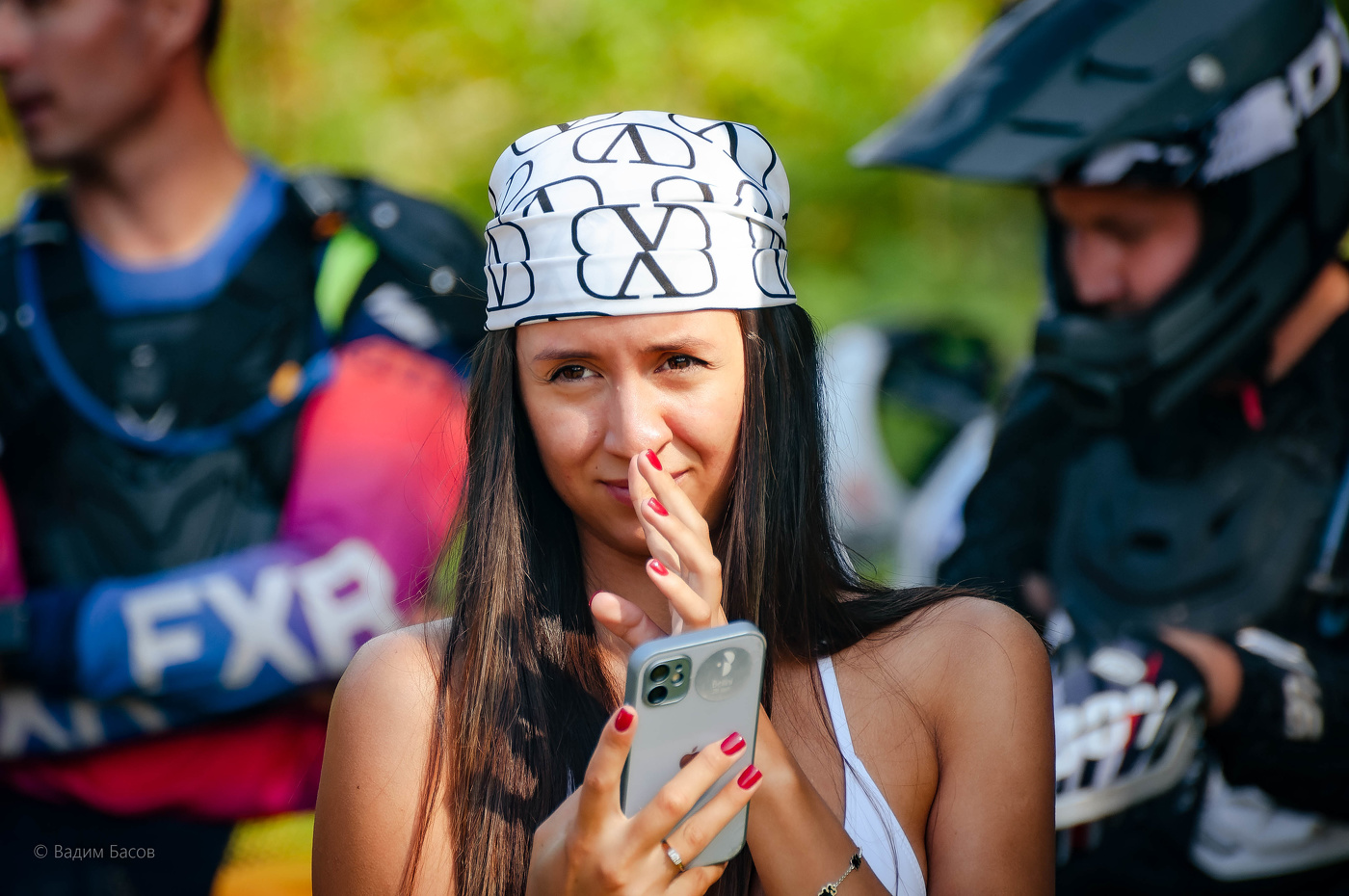 Девушка с телефоном.