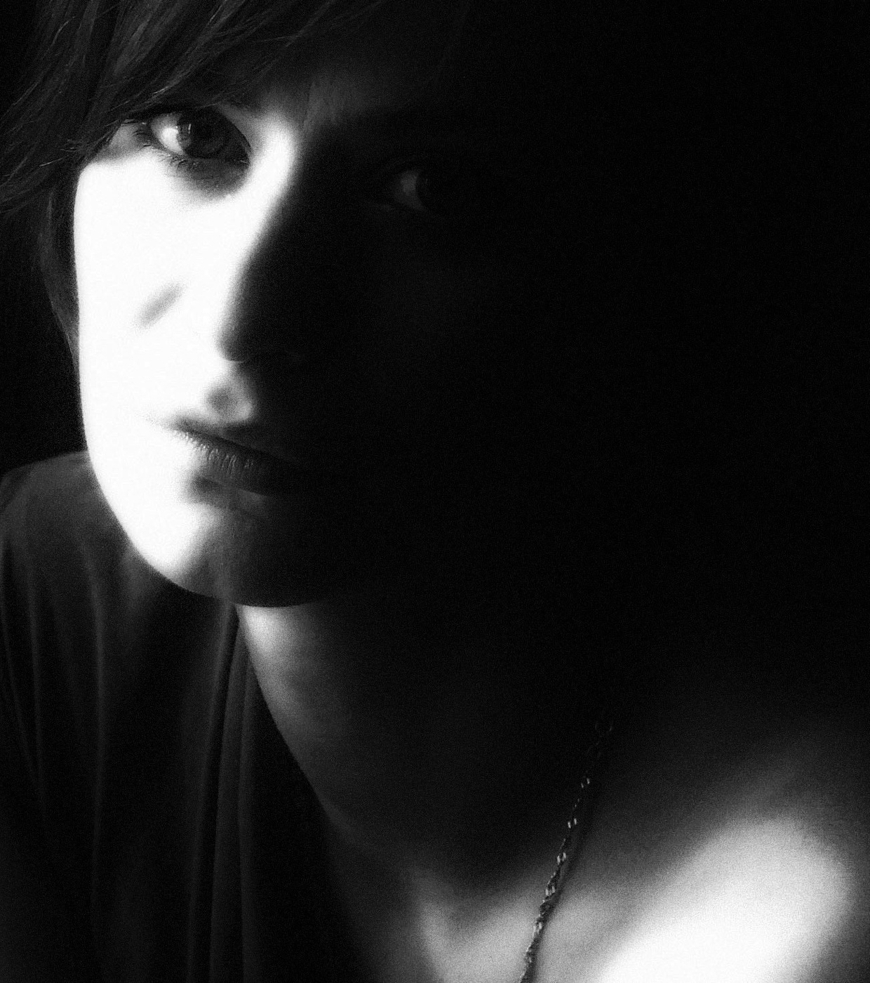 "И медленно, пройдя меж пьяными, всегда без спутников, одна..."