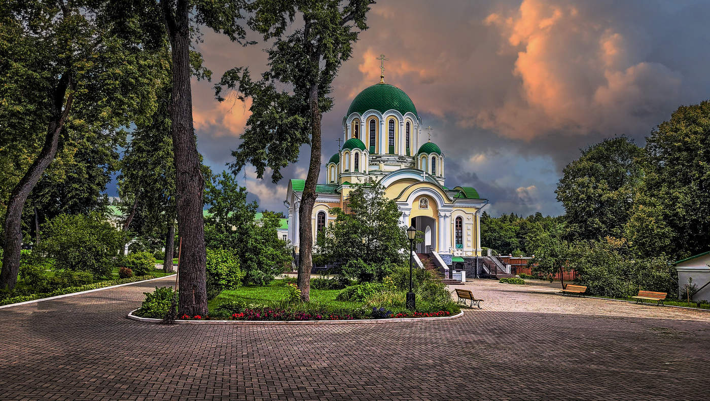 Перед грозой. Калужская Свято- Тихонова пустынь. Собор Спаса Преображения.