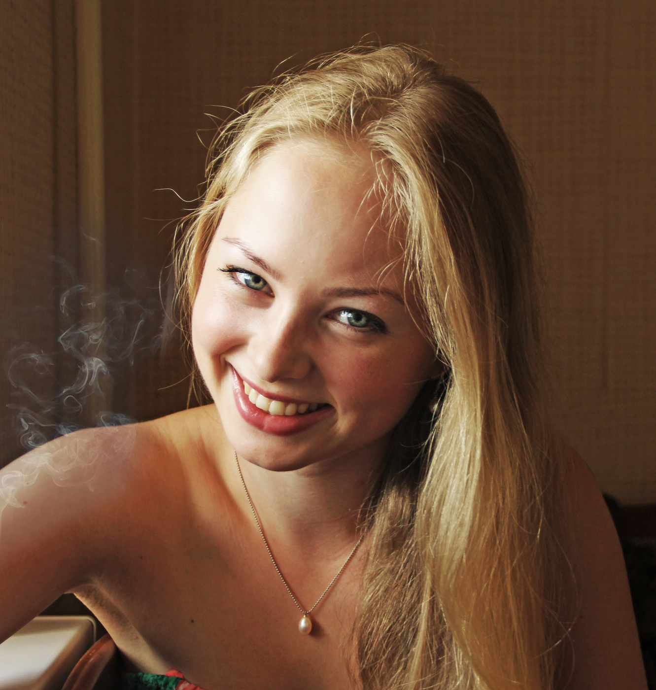 Весёлая блондинка