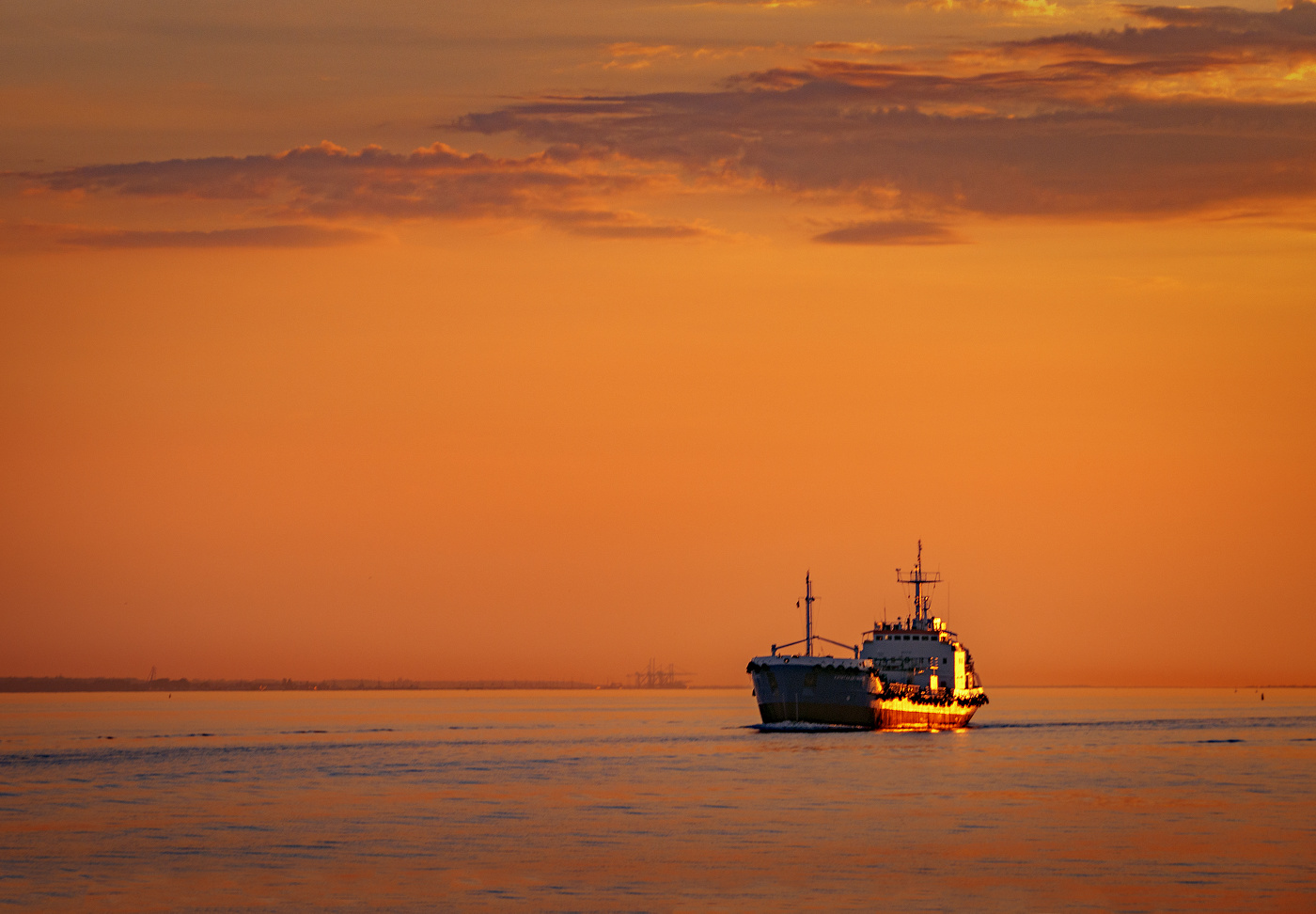 Корабль на закате