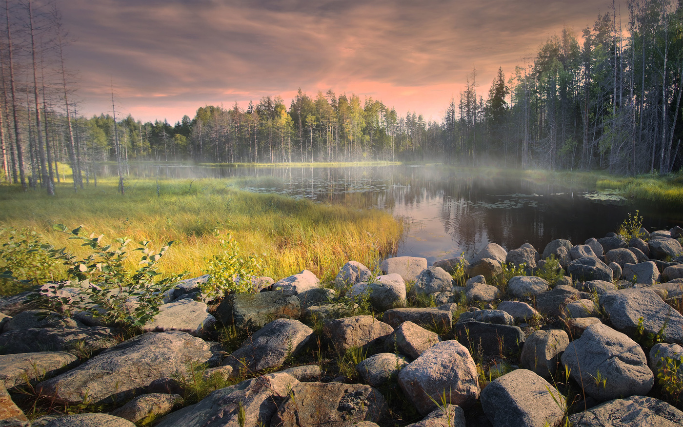 Камни у воды