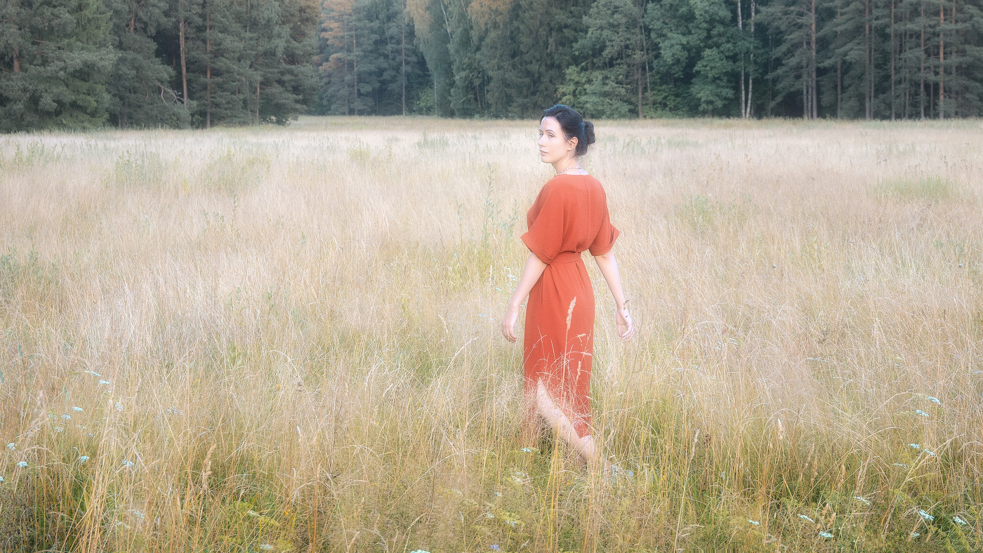 Идущая по травам