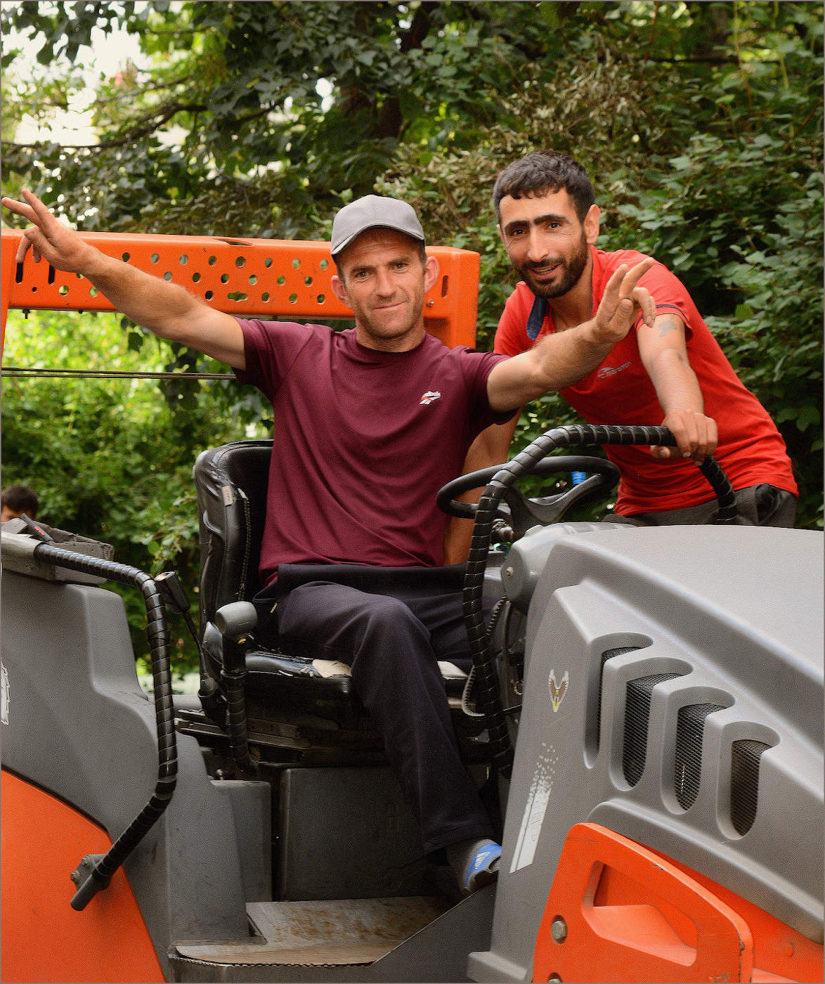 Асфальт и бордюры.