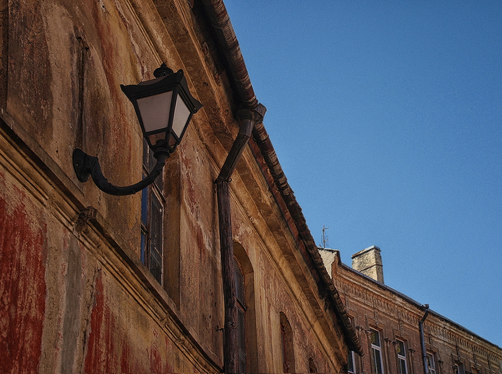 Уличный фонарь и водосточная труба. Фрагменты...