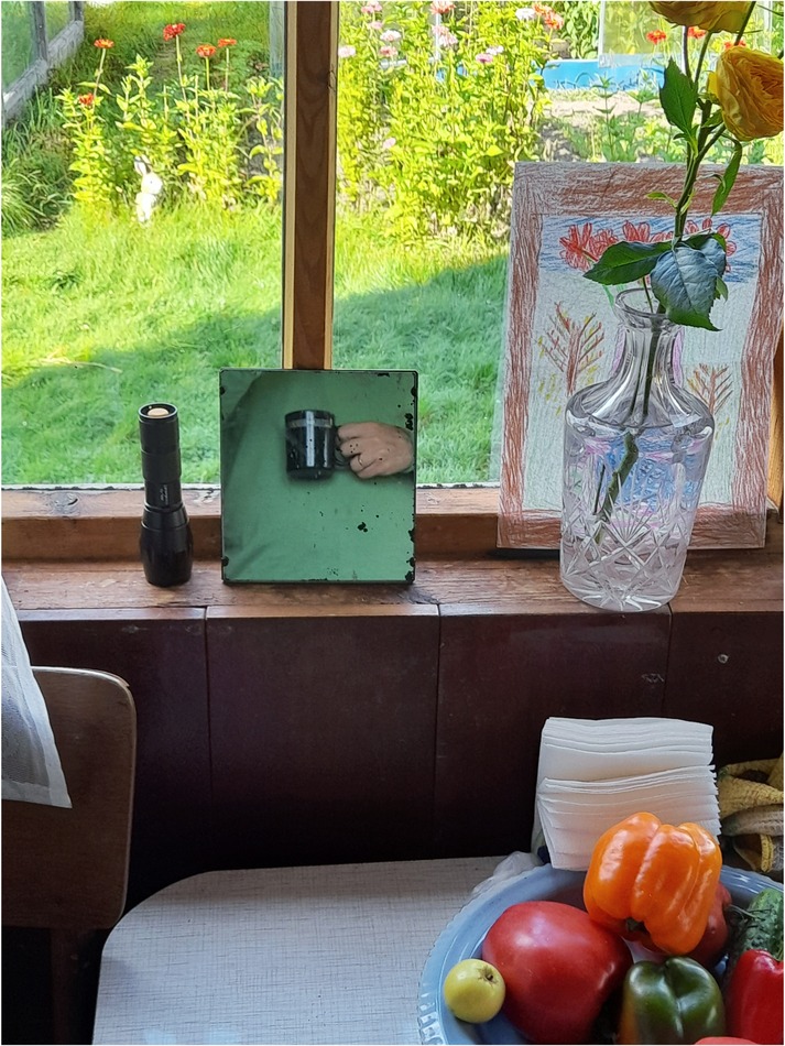 Автопортрет с черной стеклянной кружкой