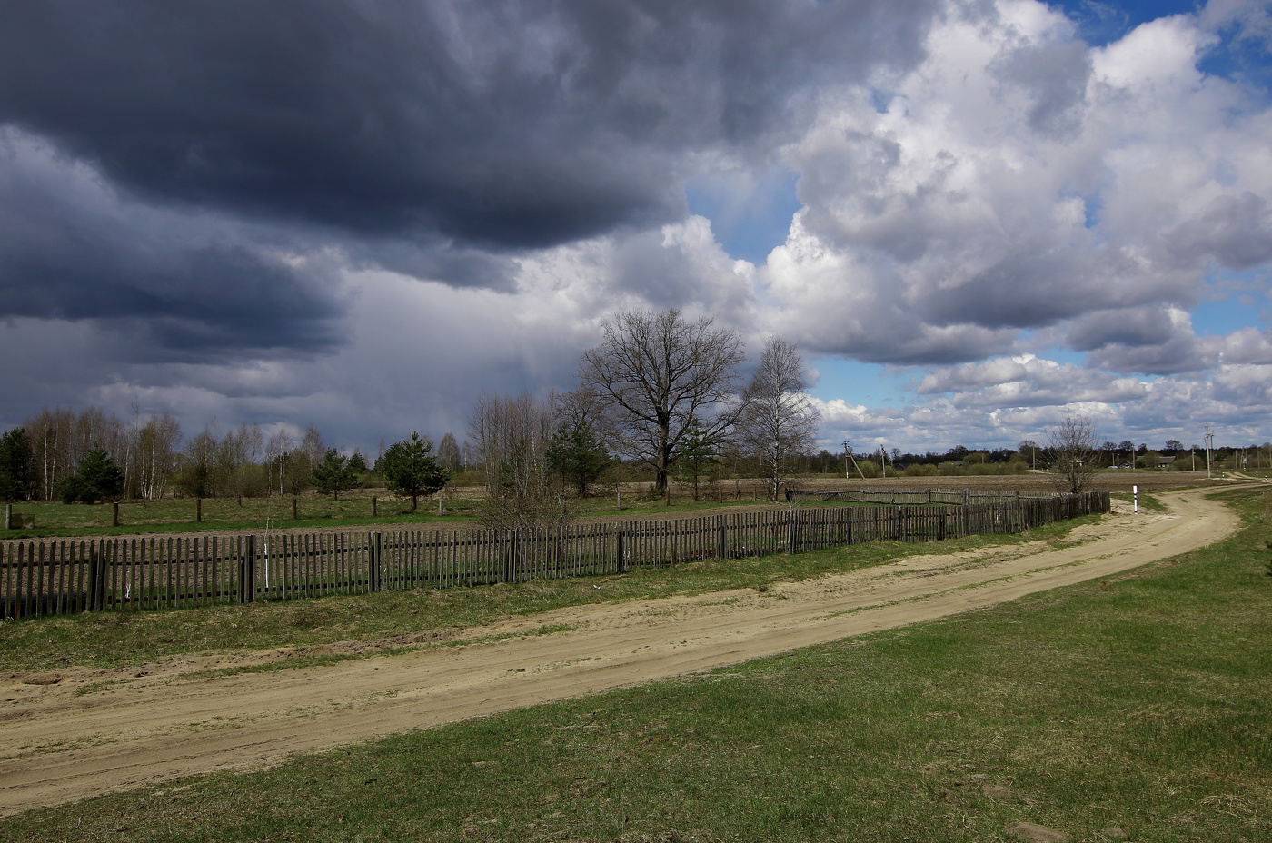 Весенняя погода -- как у собаки хвостик.
