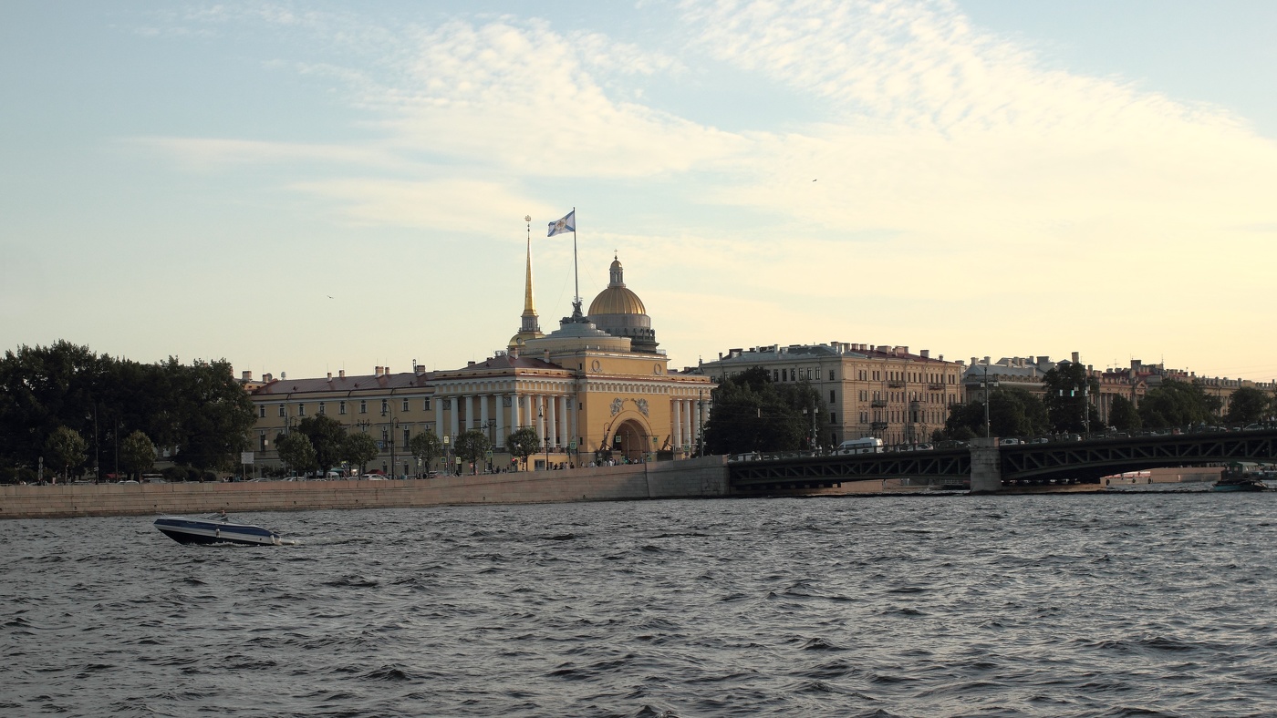 у Дворцового