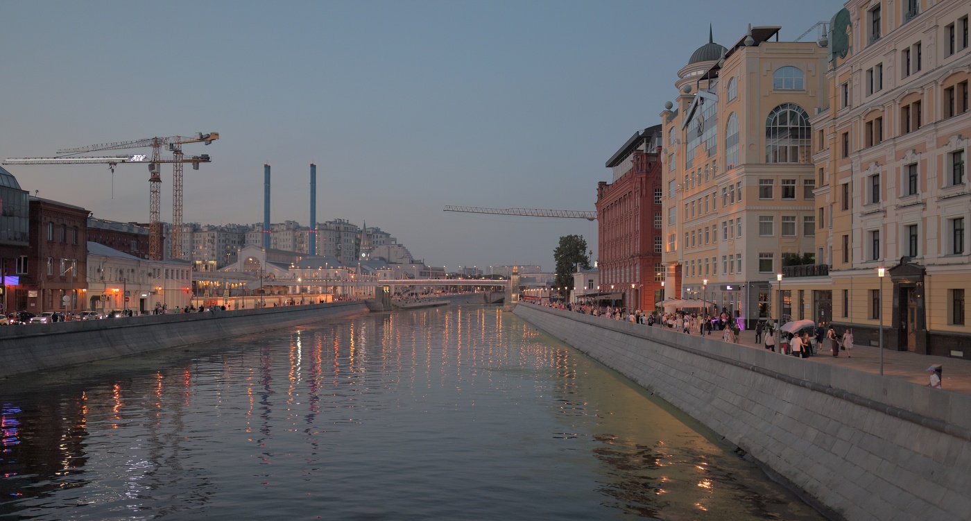 С видом на Дом на набережной