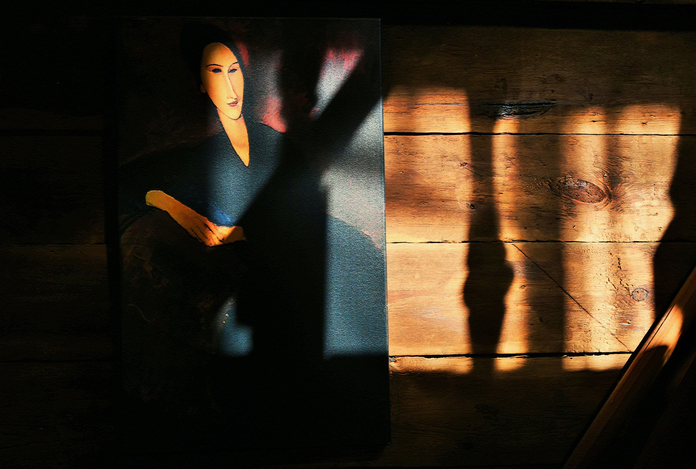 Висит картина на стене ...