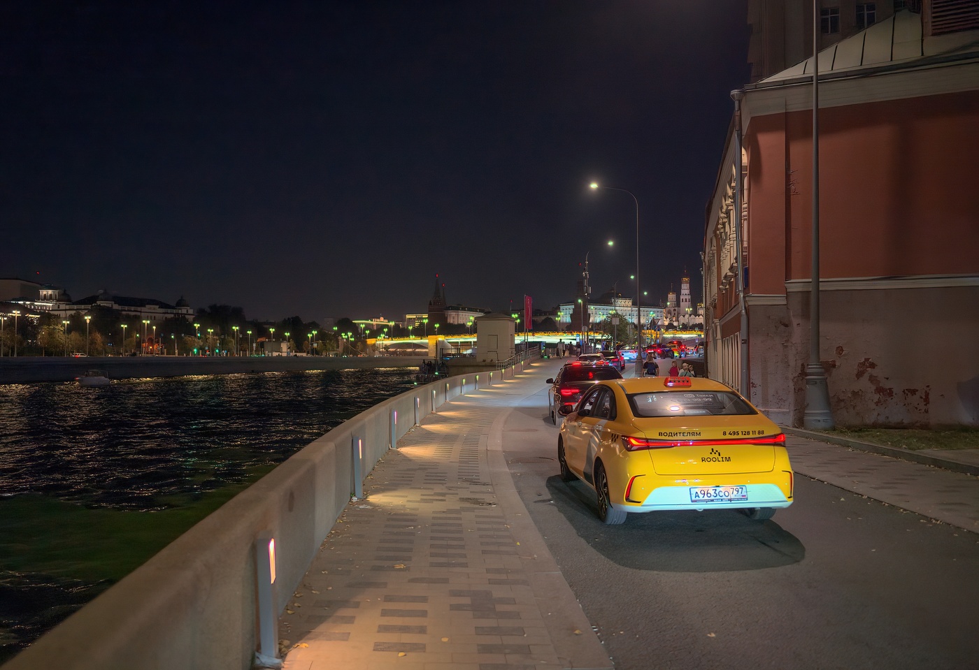 Возле Центра