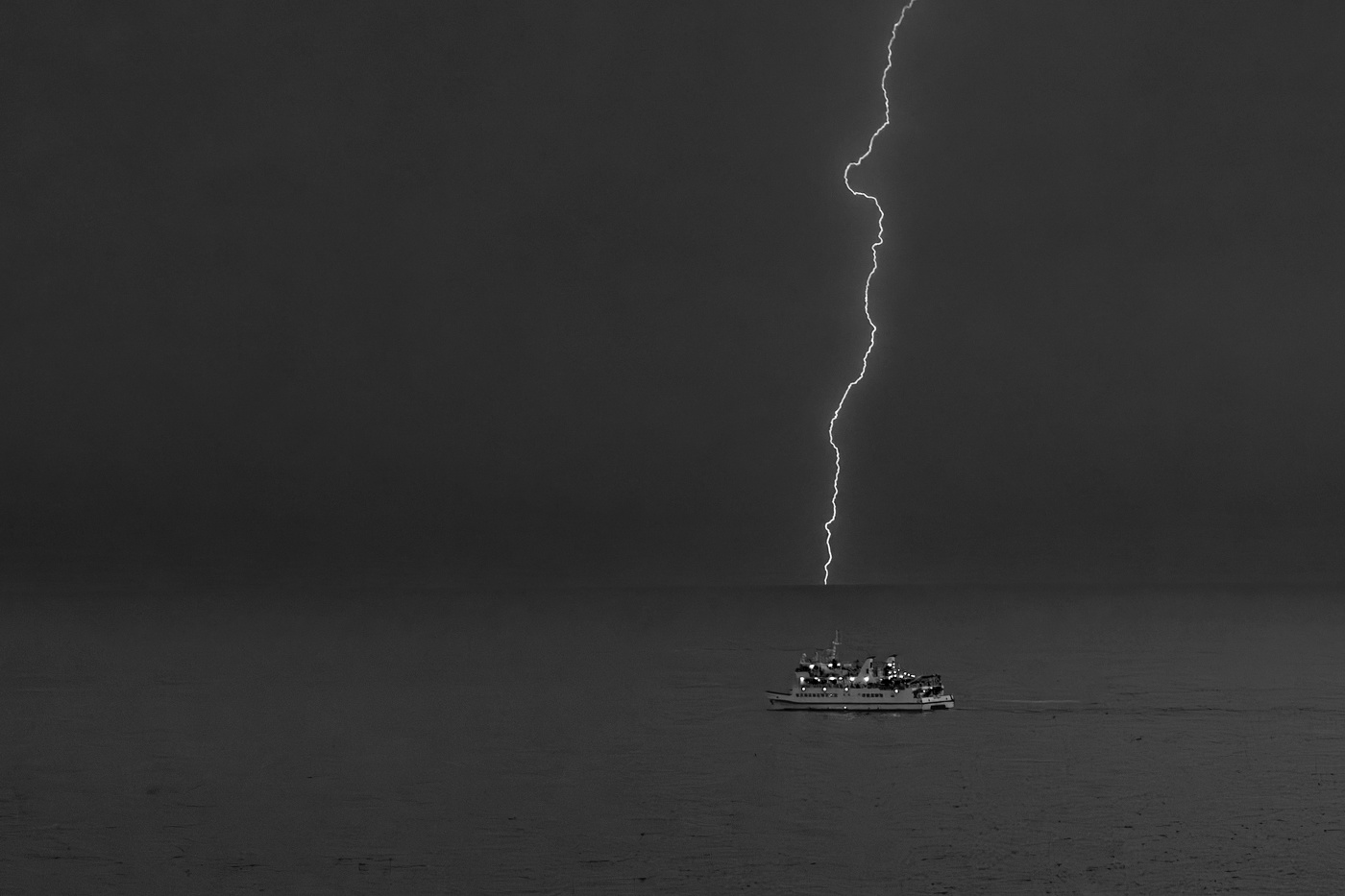 Нет покоя в море, нет, только молний жуткий свет