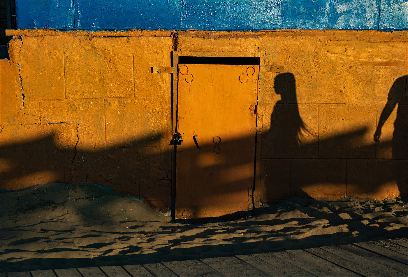 Летящей походкой.