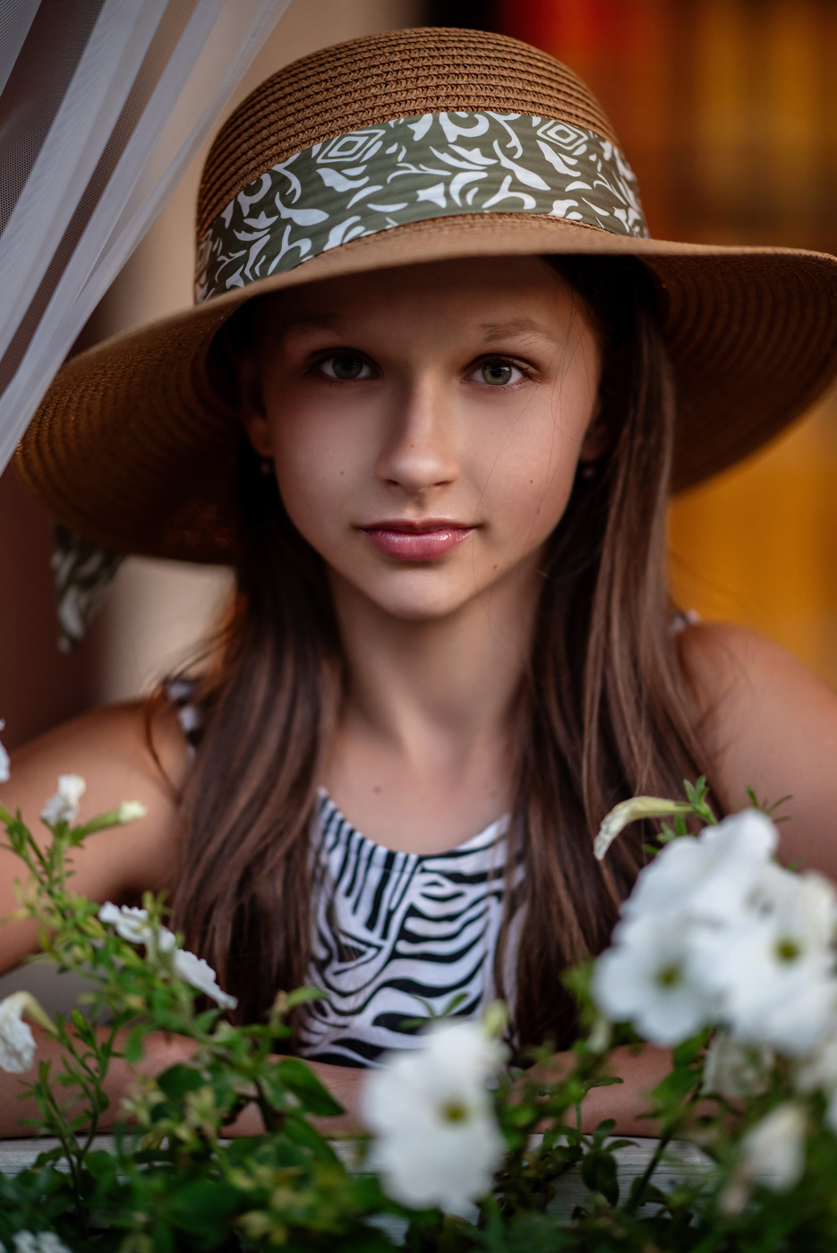 В шляпке на летней веранде