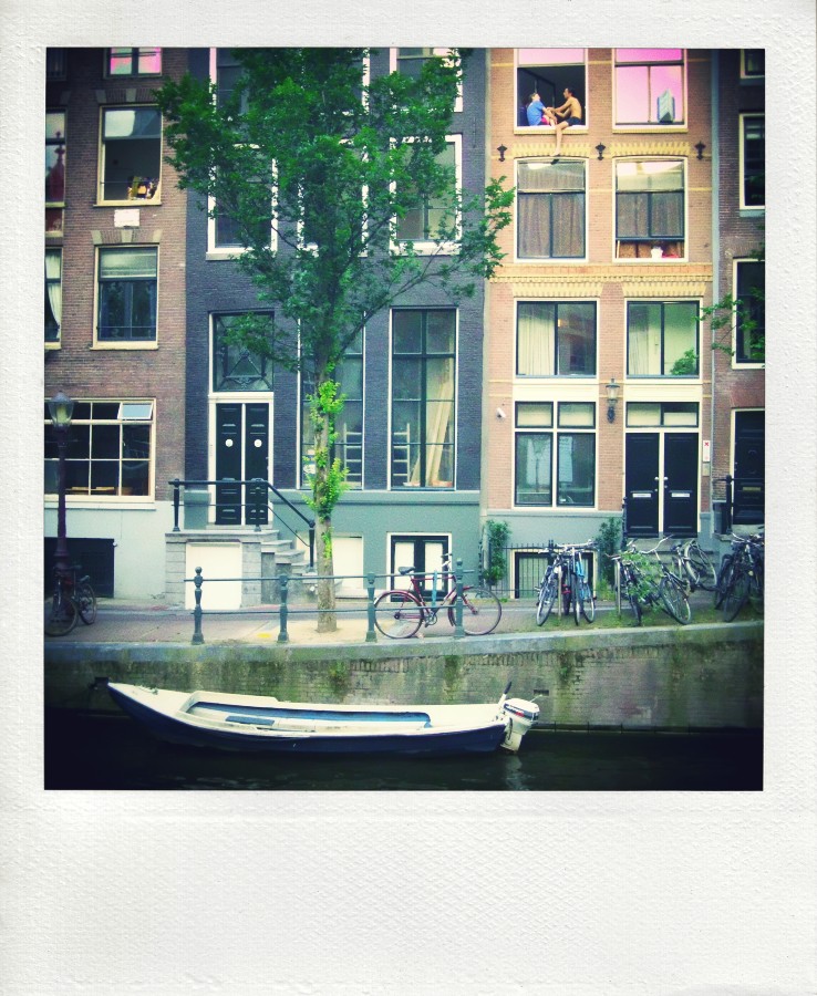 В минуты ночи беспорочные брожу по Питеру тишком