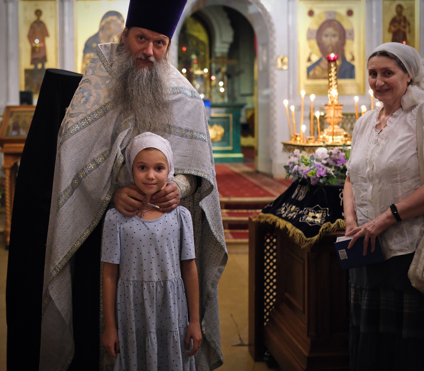 Дети в церкви.