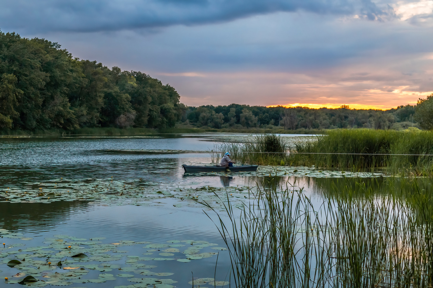 Рыбак на закате.