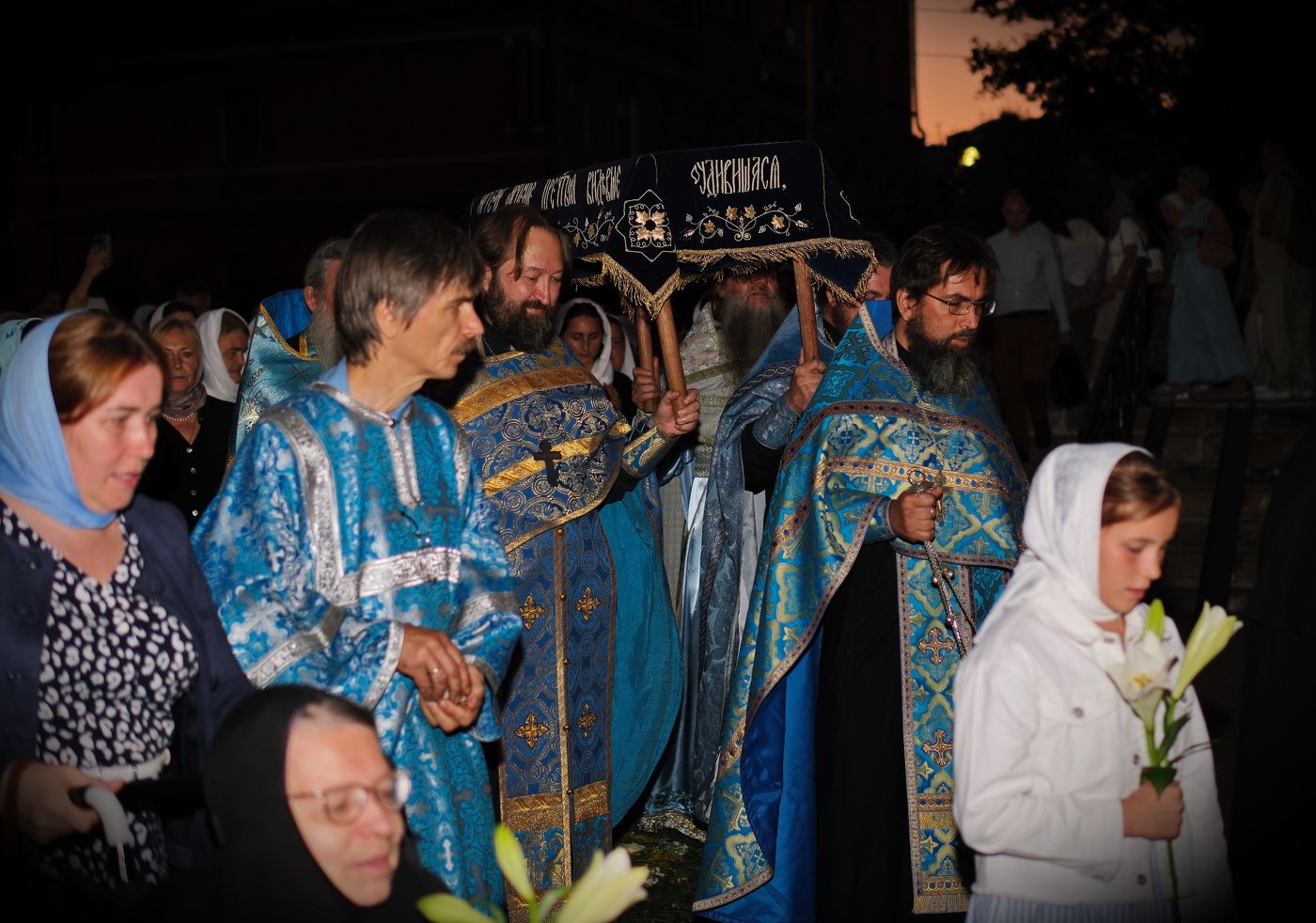 Монастырь. Праздничная служба.