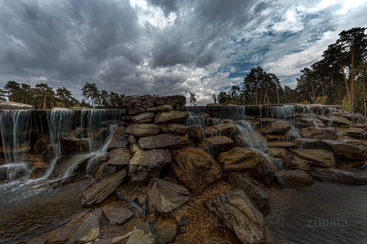 Водопад в парке Малевича