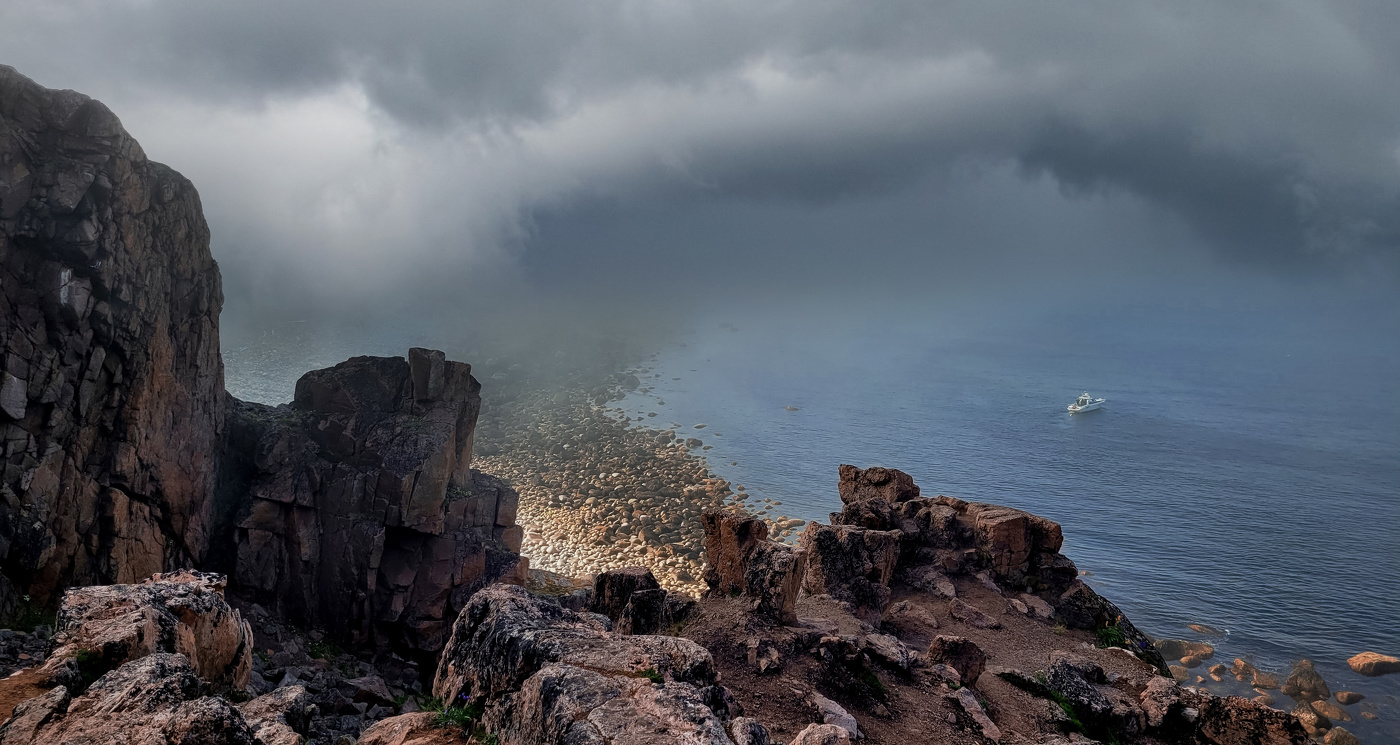 Туман, клубясь завис над морем
