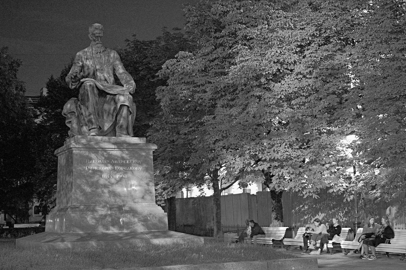 у памятника