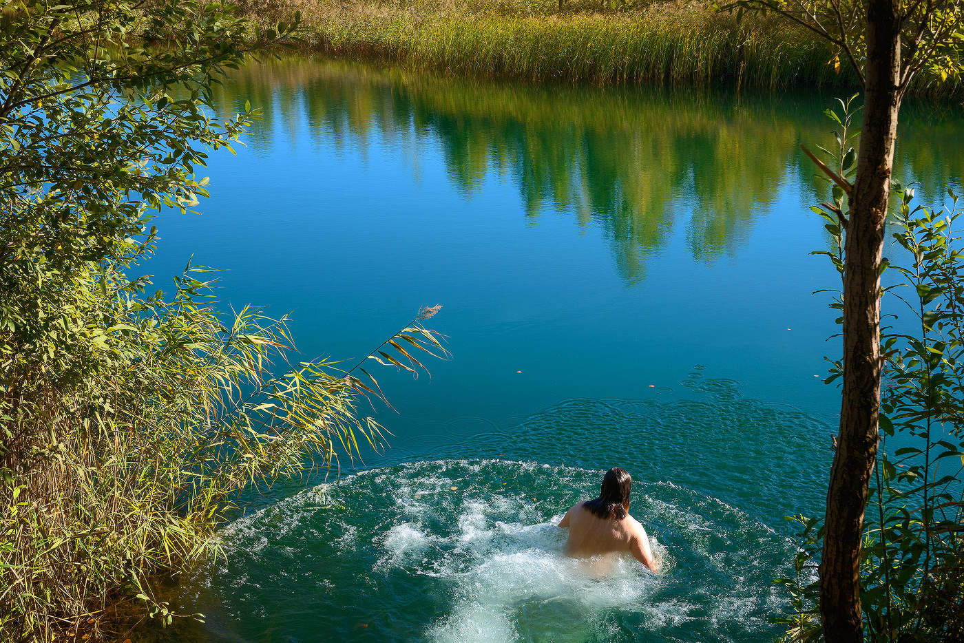 Купание в озере с изумрудного цвета водой...