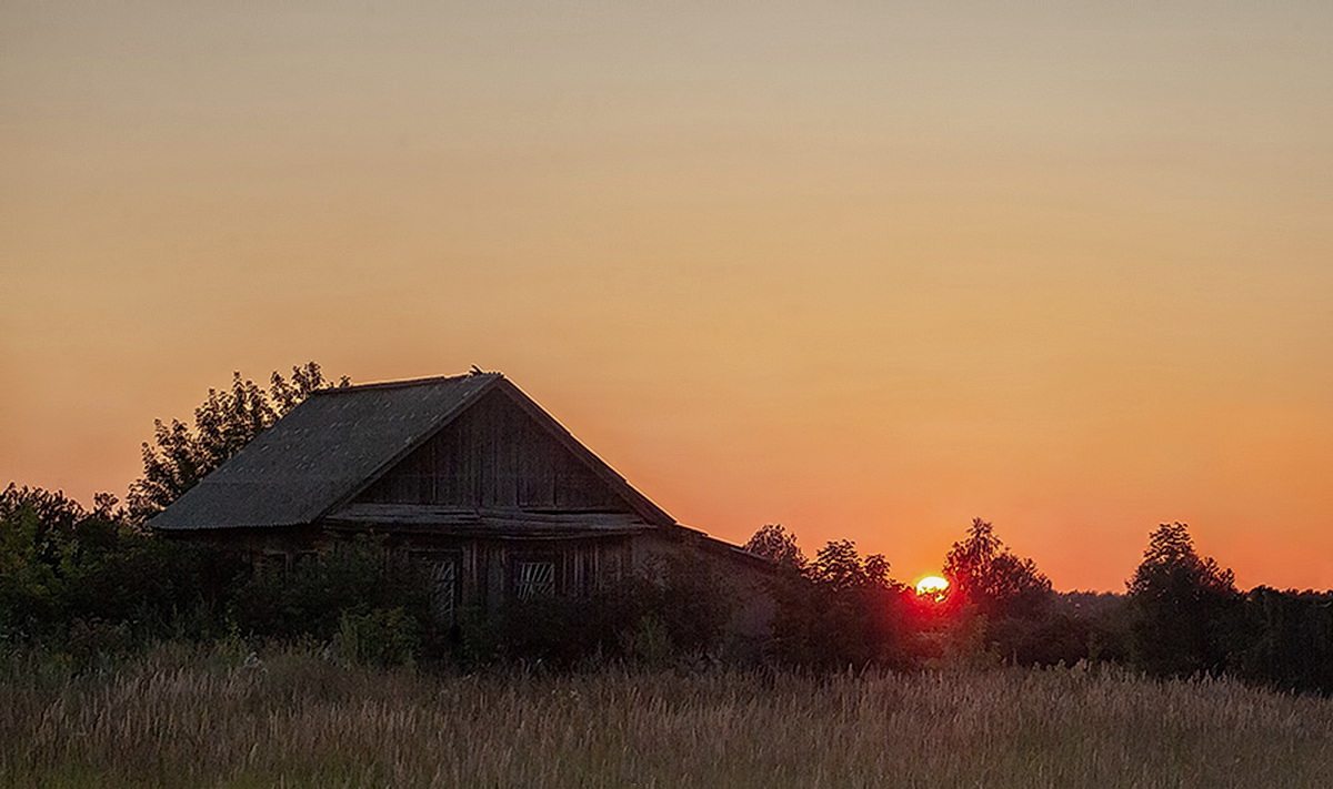 Домик на закате.