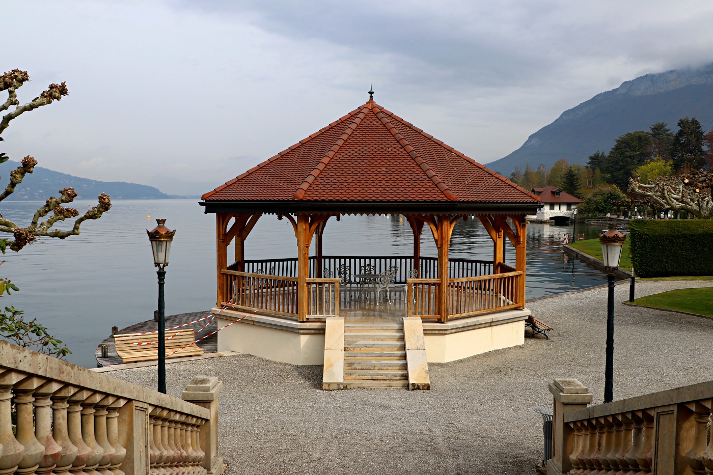 Ротонда Palace de Menthon на Озере Анси