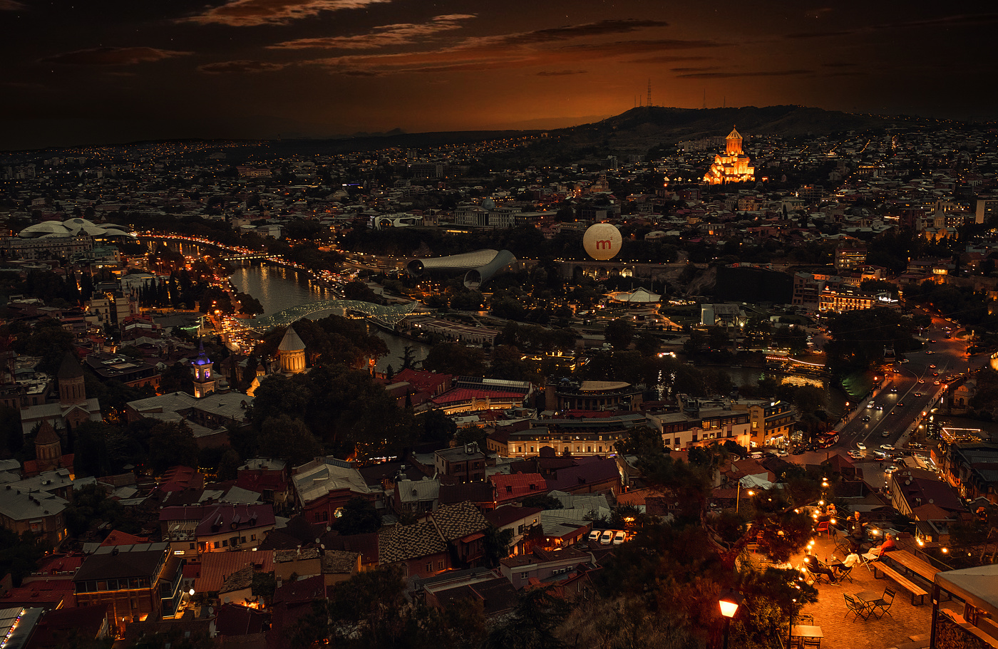 Только ночью город может выглядеть так таинственно и мечтательно.