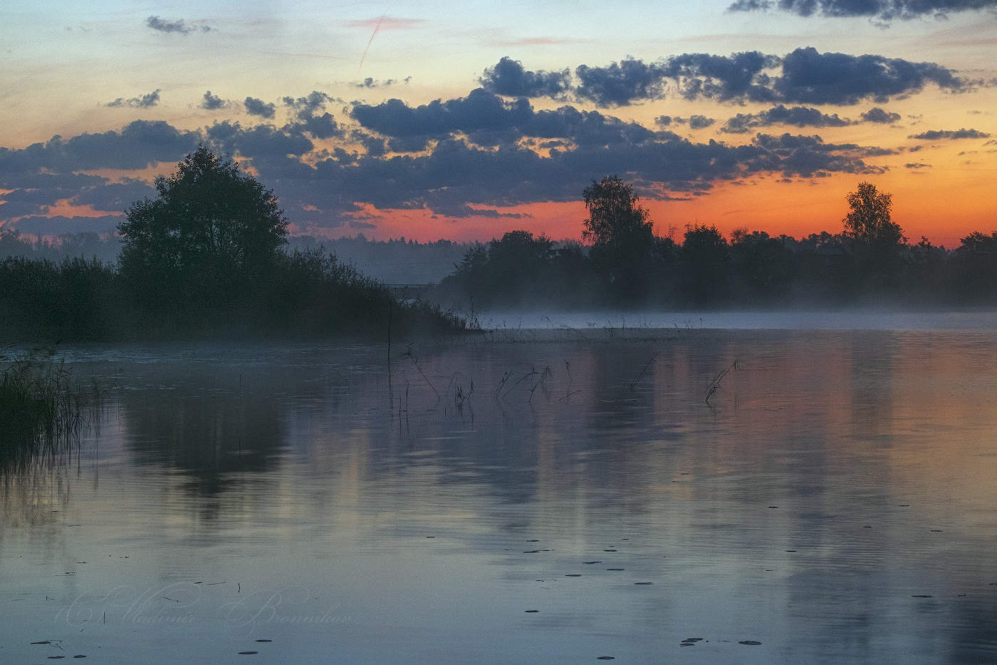 Утро осеннее, воздух парИт.