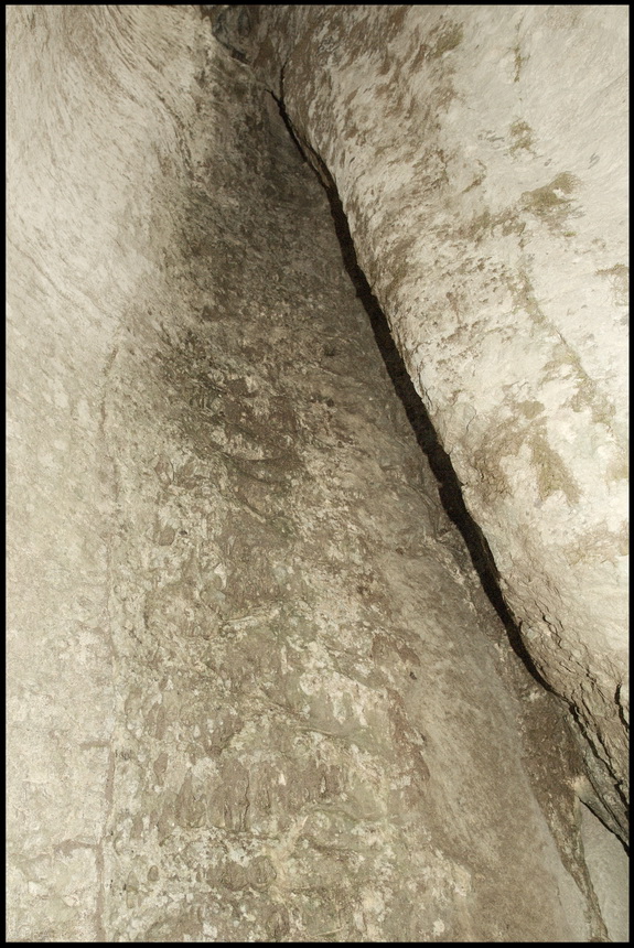 Щель в пещеру