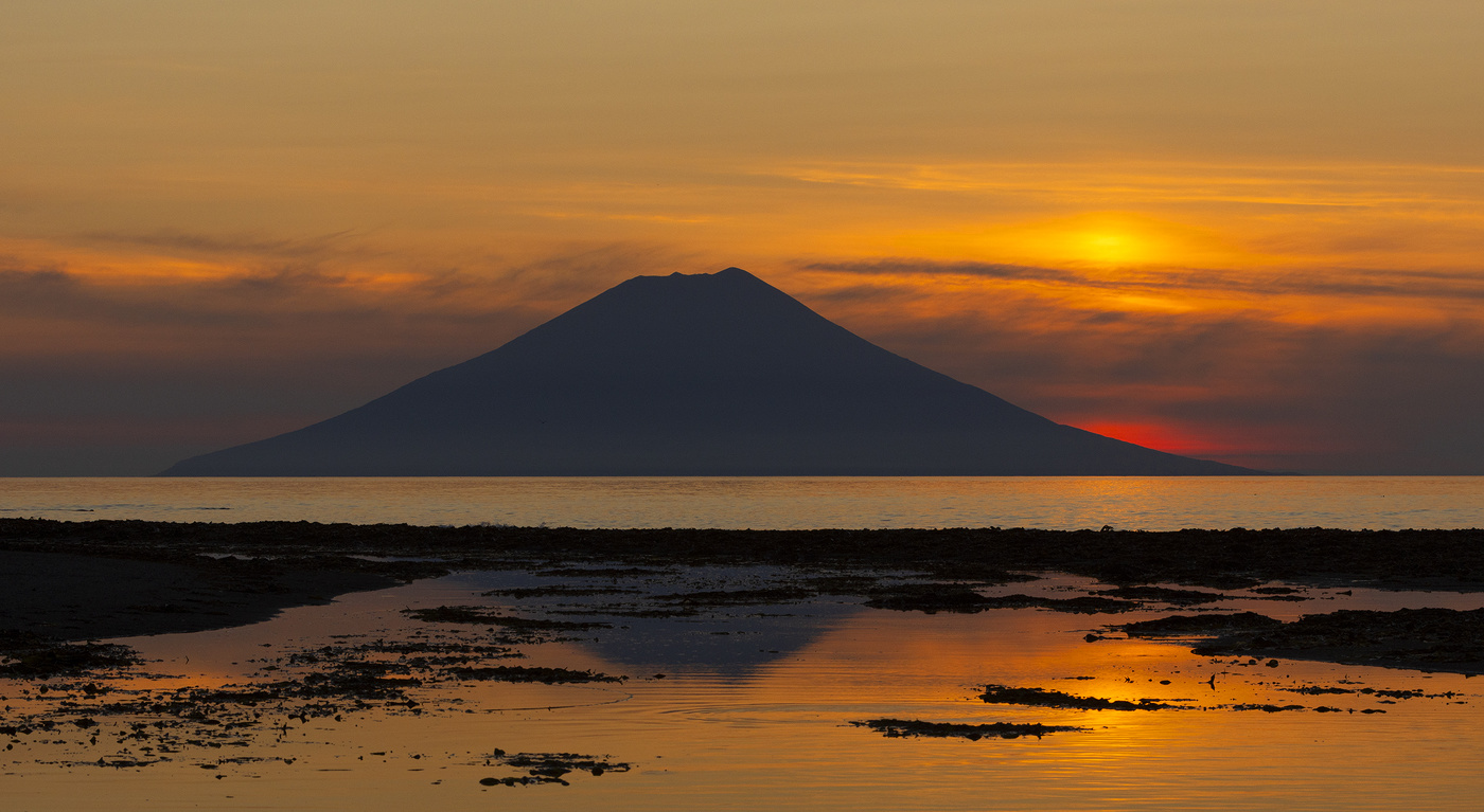 Вулкан Алаид на закате