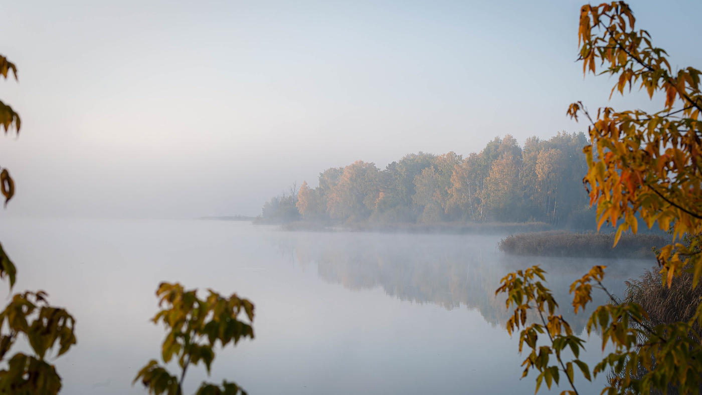 В утренней дымке осеннего утра царит безмолвие.