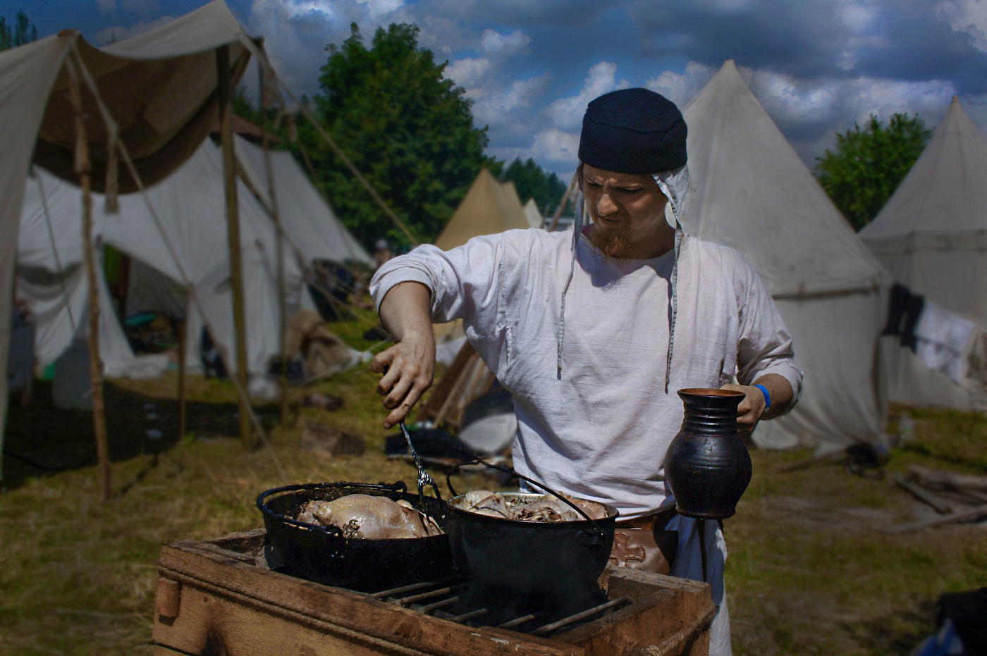 Реконструкторы на выездах -- во всём реконструкторы.