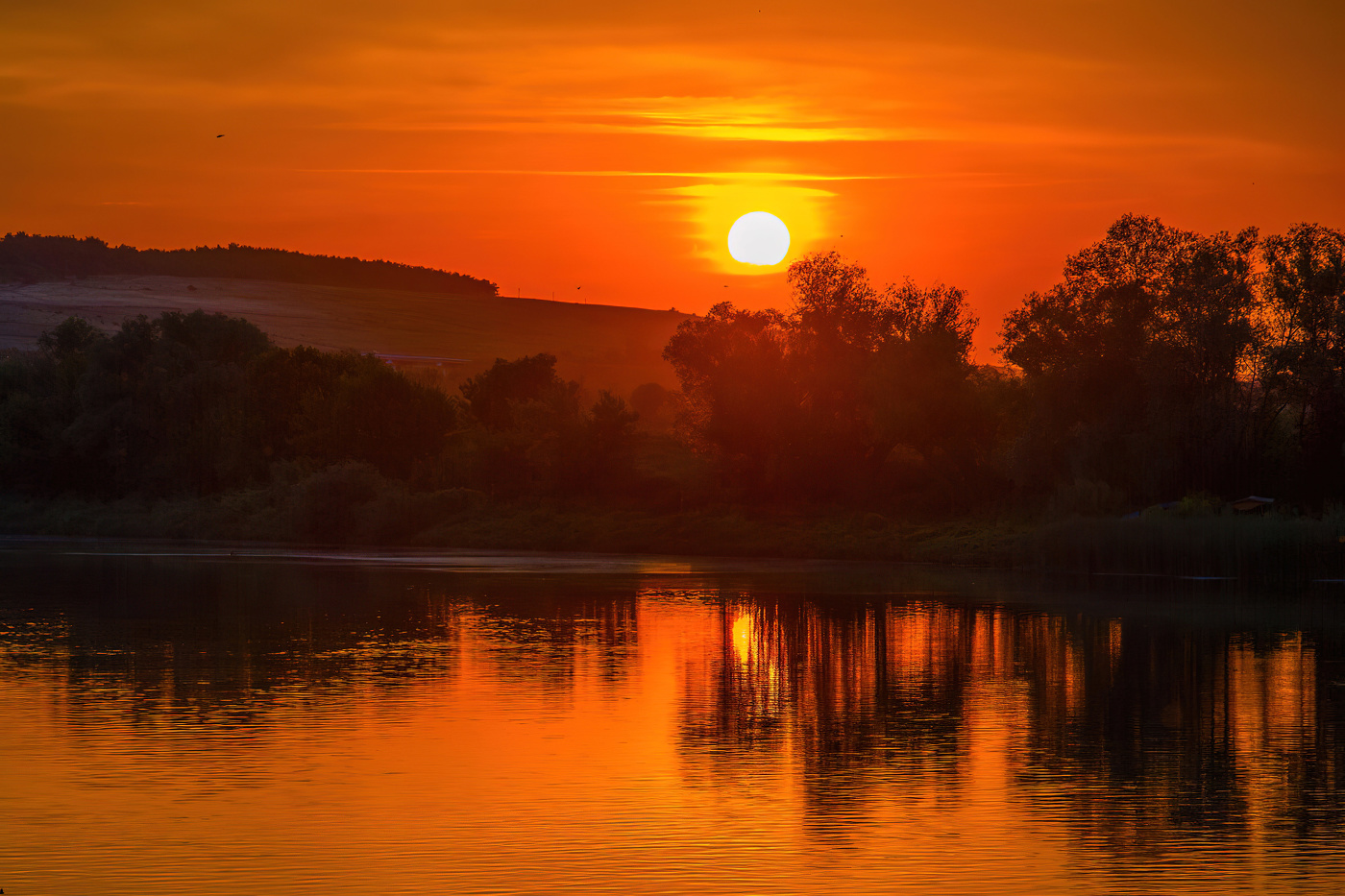Солнце устало садится.