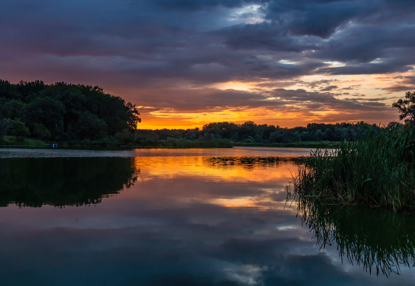 Лето, озеро, закат.