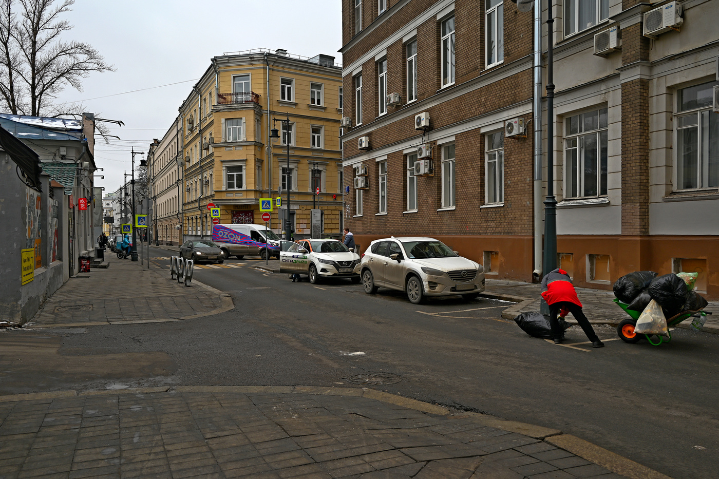 Кривоколенный переулок